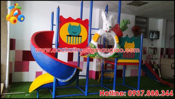 Cầu trượt ngộ nghĩnh với hình ảnh chú thỏ Cầu trượt ngộ nghĩnh với hình ảnh chú thỏ